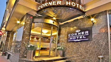 Fachada de la propiedad por la tarde o noche