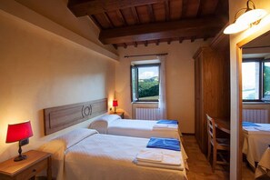 Appartamento, 2 camere da letto (Colli) | Una cassaforte in camera, una scrivania, ferro/asse da stiro