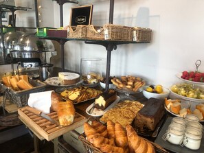 Tägliches Frühstücksbuffet gegen Gebühr