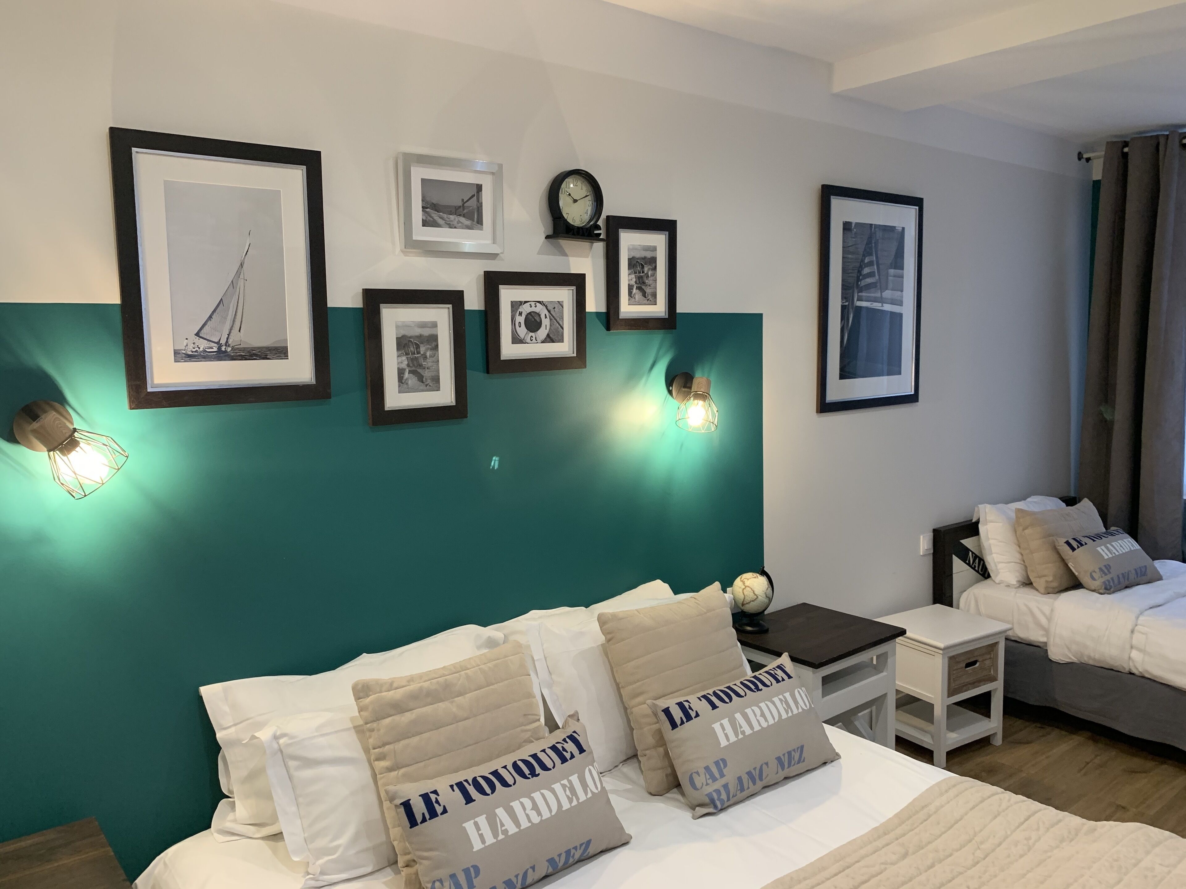 Minibar, coffres-forts dans les chambres, rideaux occultants