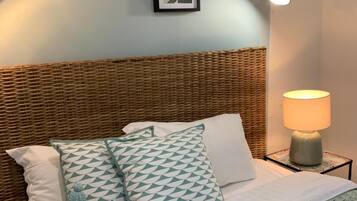 Double standard douche | Een minibar, een kluis op de kamer, verduisterende gordijnen