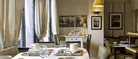 Petit déjeuner buffet (14.90 EUR par personne)