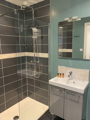 Dusche, kostenlose Toilettenartikel, Haartrockner, Bademäntel