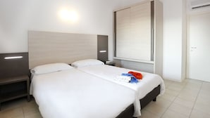 2 kamar tidur, brankas, kedap suara, dan tempat tidur bayi gratis