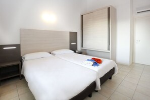 2 bedrooms, in-room safe, soundproofing, free cribs/infant beds