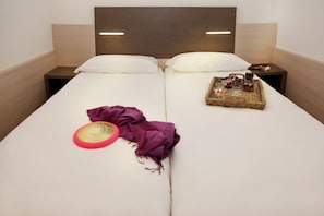 2 bedrooms, in-room safe, soundproofing, free cots/infant beds - Residence Maroadi (Nago-Torbole)