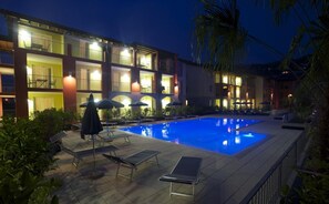 Outdoor pool, pool loungers - Residence Maroadi (Nago-Torbole)