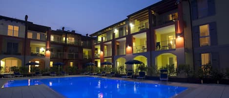 Outdoor pool, pool loungers