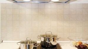 Kursi makan untuk bayi dan peralatan masak/sendok-piring