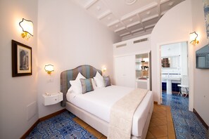 Classic Double Room | Minibar, in-room safe, desk, free cribs/infant beds - B&B Maiurè (Maiori)
