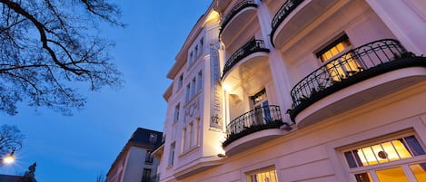 Majoituspaikan julkisivu illalla/yöllä