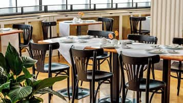 Desayuno buffet diario (EUR 21.90 por persona)
