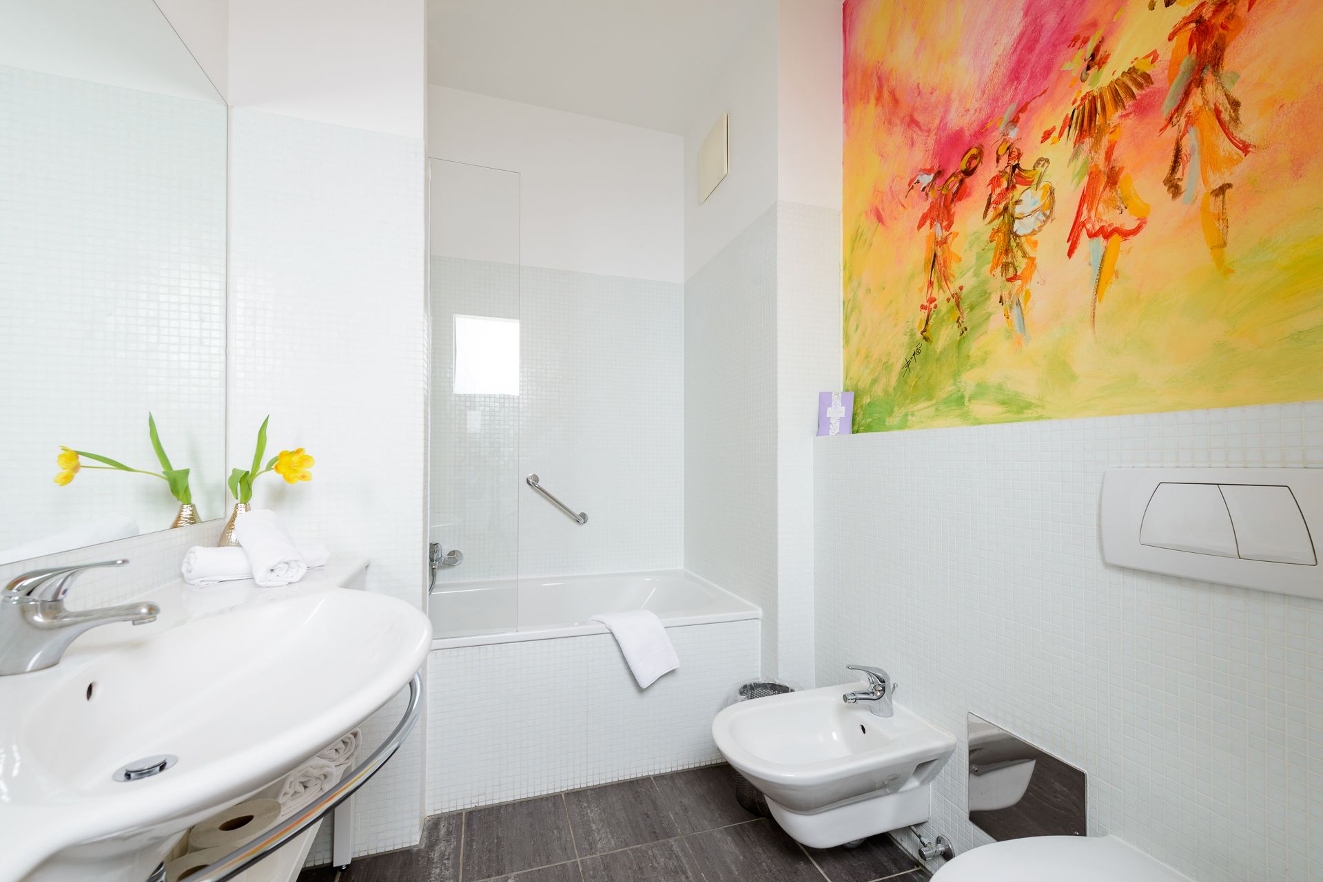 combined shower/bathtub, deep-soaking bathtub, free toiletries