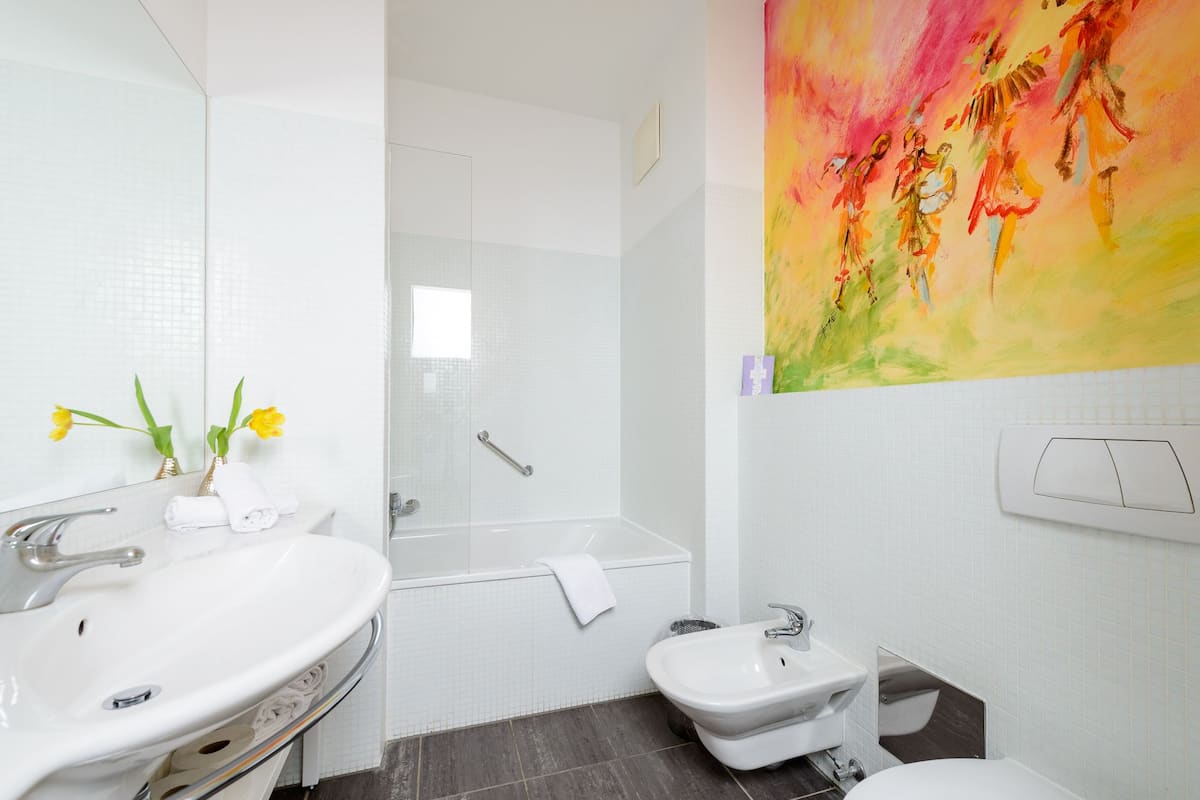 combined shower/bathtub, deep-soaking bathtub, free toiletries