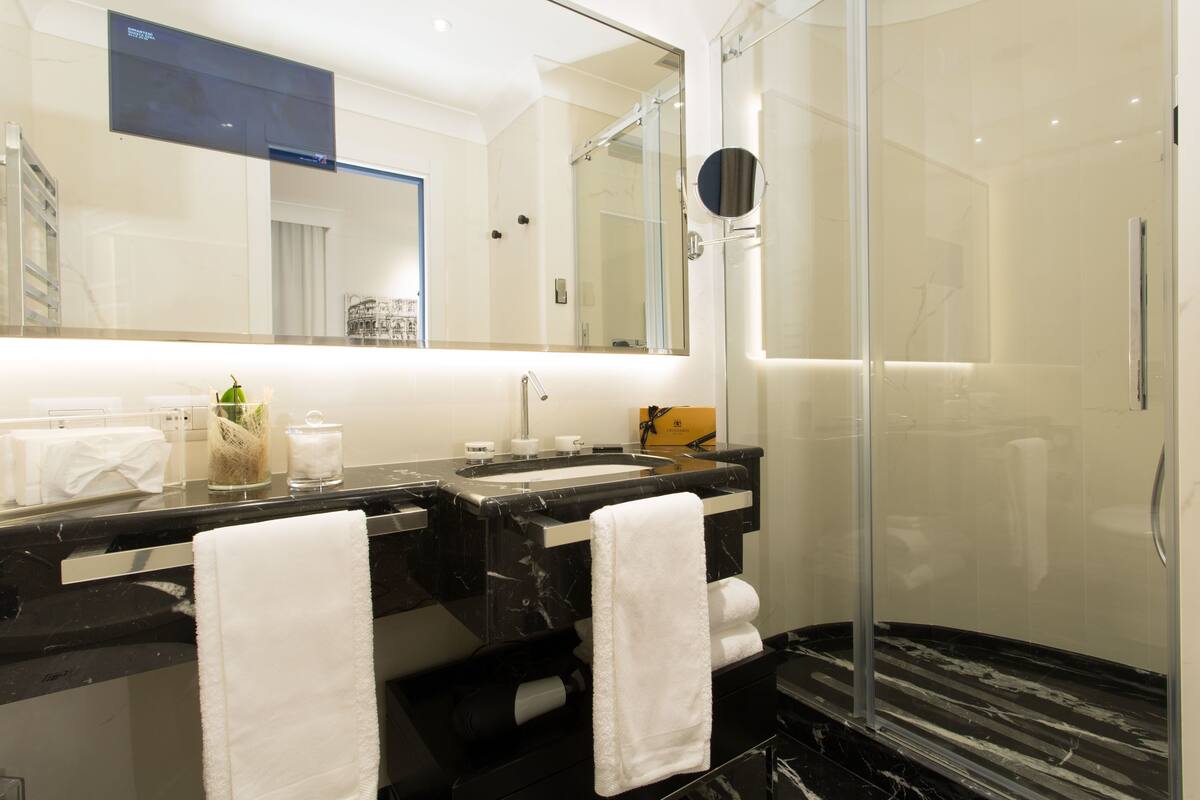 Classic Twin Room, 1 Bedroom | Bathroom | Shower, rainfall showerhead, designer toiletries, hair dryer