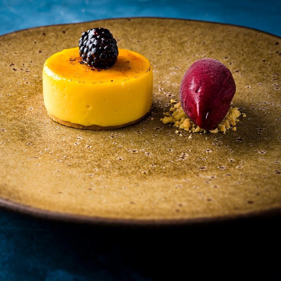 Un postre en un plato con superficie rugosa.
