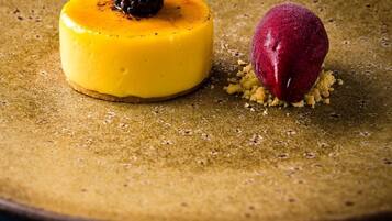 Un postre en un plato con superficie rugosa.