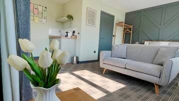 Superior-Studio | Hochwertige Bettwaren, Schreibtisch, schallisolierte Zimmer