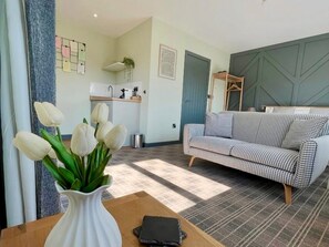 Superior Studio | Premium bedding, desk, soundproofing, free WiFi - The Baiting House and Lodges (Worcester)