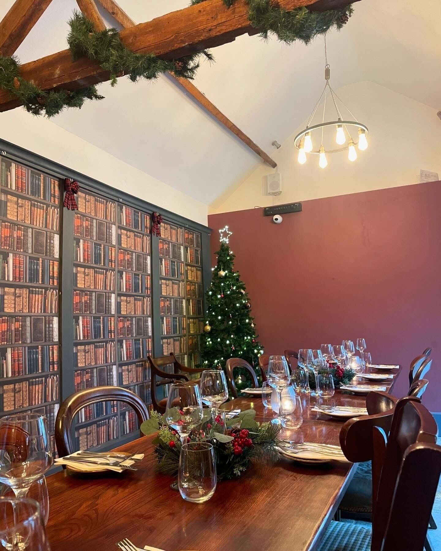 朝食、ランチ、ディナーに営業 (イギリス料理)