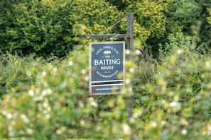 Exterior - The Baiting House and Lodges (Worcester)