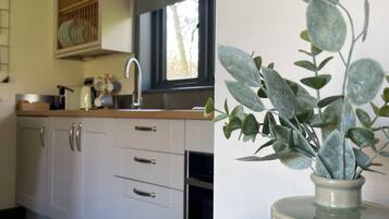 Cabaña de lujo, 1 cama de matrimonio grande, bañera de hidromasaje | Cocina privada | Cafetera o tetera y hervidor eléctrico