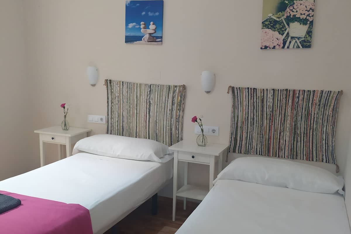 HABITACION CON 2 CAMAS  BAÑO PRIVADO | 책상, 암막 커튼, 각각 다른 스타일의 인테리어, 각각 다르게 가구 비치