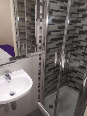 INDIVIDUAL (CAMA MATRIMONIAL) BAÑO PRIVADO | Bilik Mandi | Kelengkapan dandanan diri percuma, pengering rambut, tuala disediakan 