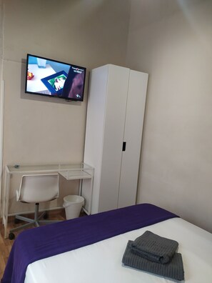 DOBLE BAÑO FUERA USO PRIVADO | Individually decorated, individually furnished, desk, blackout drapes - Pensión Azahar (Seville)