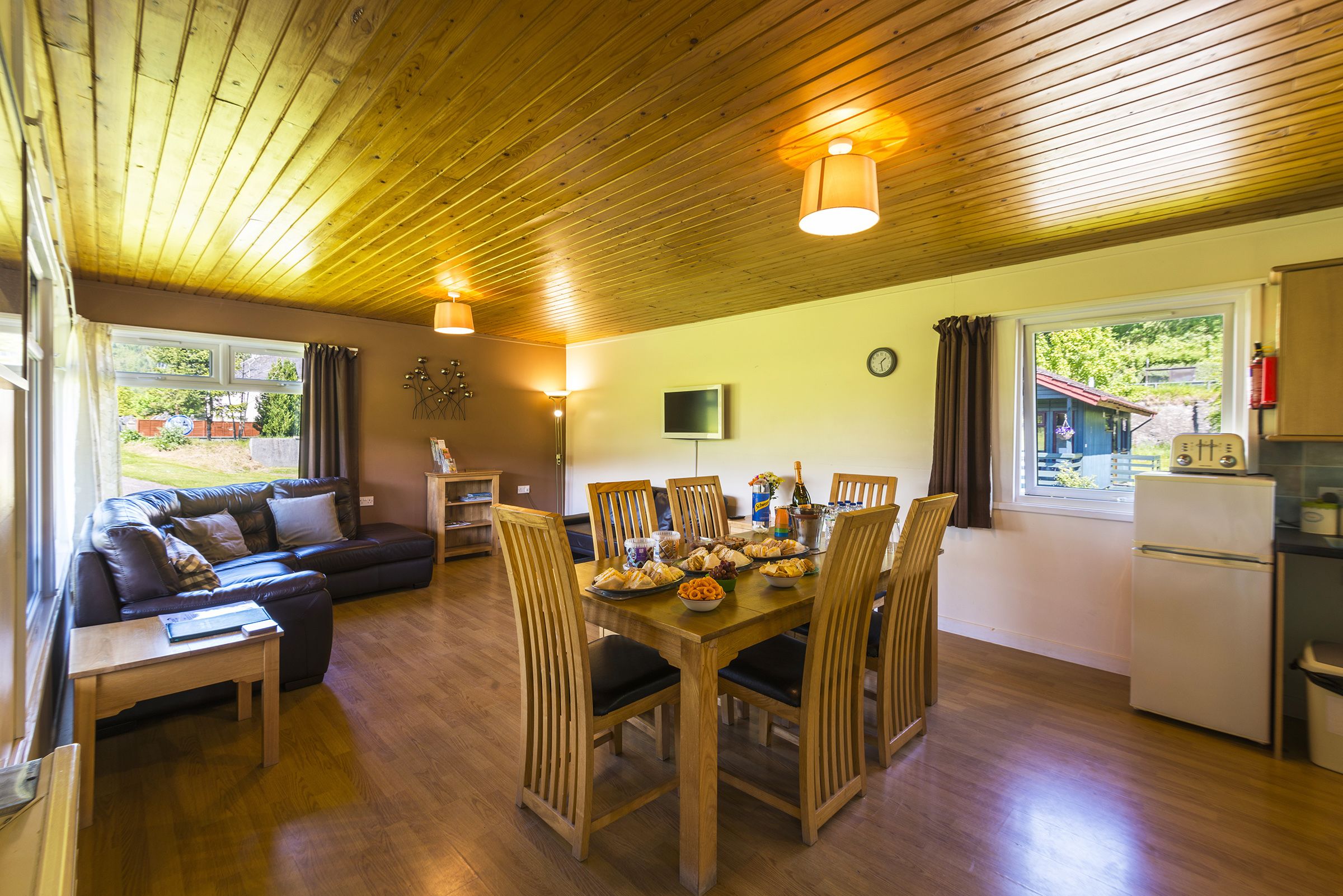 木屋, 多张床 | 起居区 | 平板电视、DVD 播放器