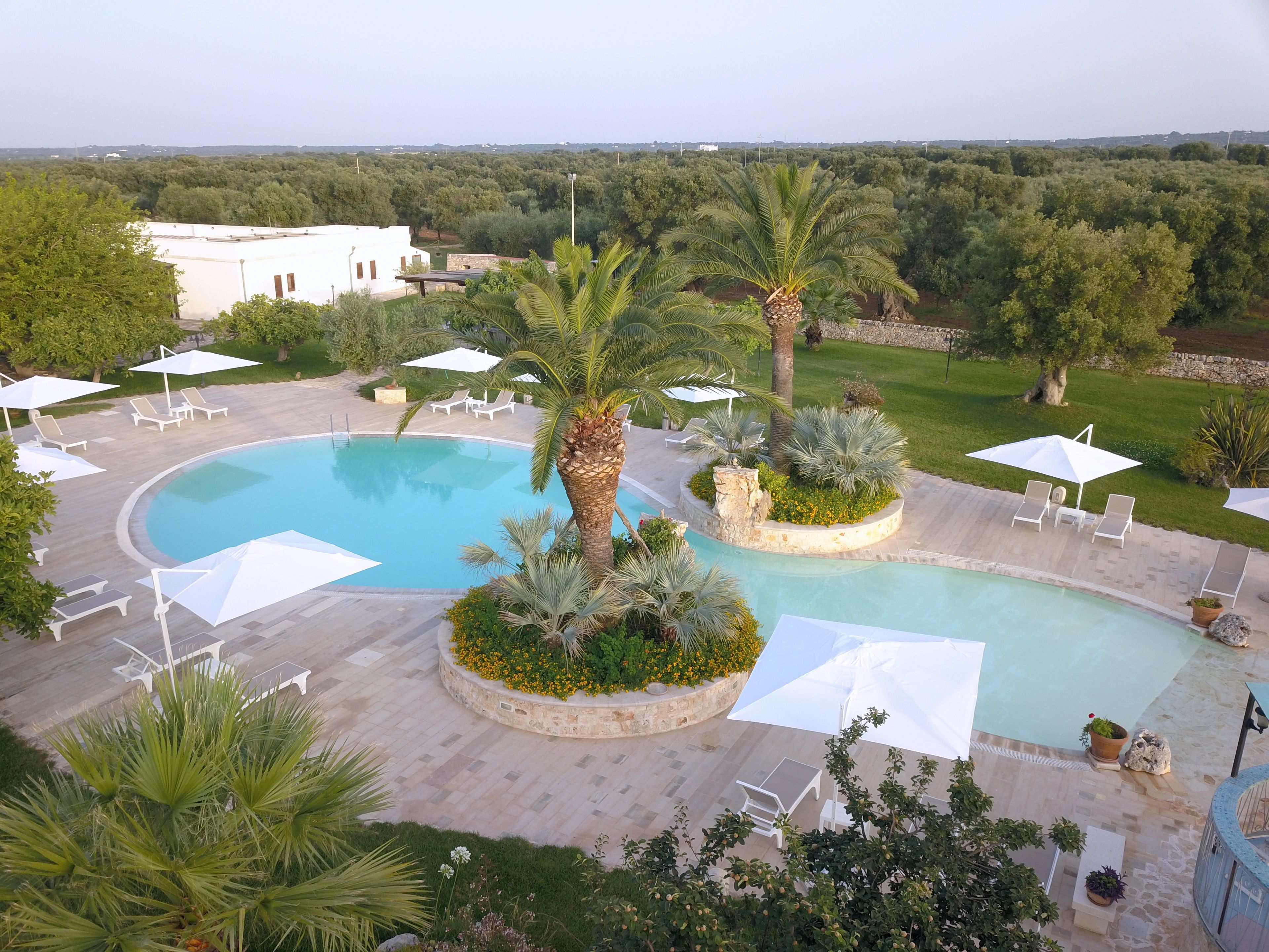 Piscine extérieure, chaises longues
