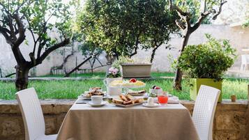 Free daily buffet breakfast