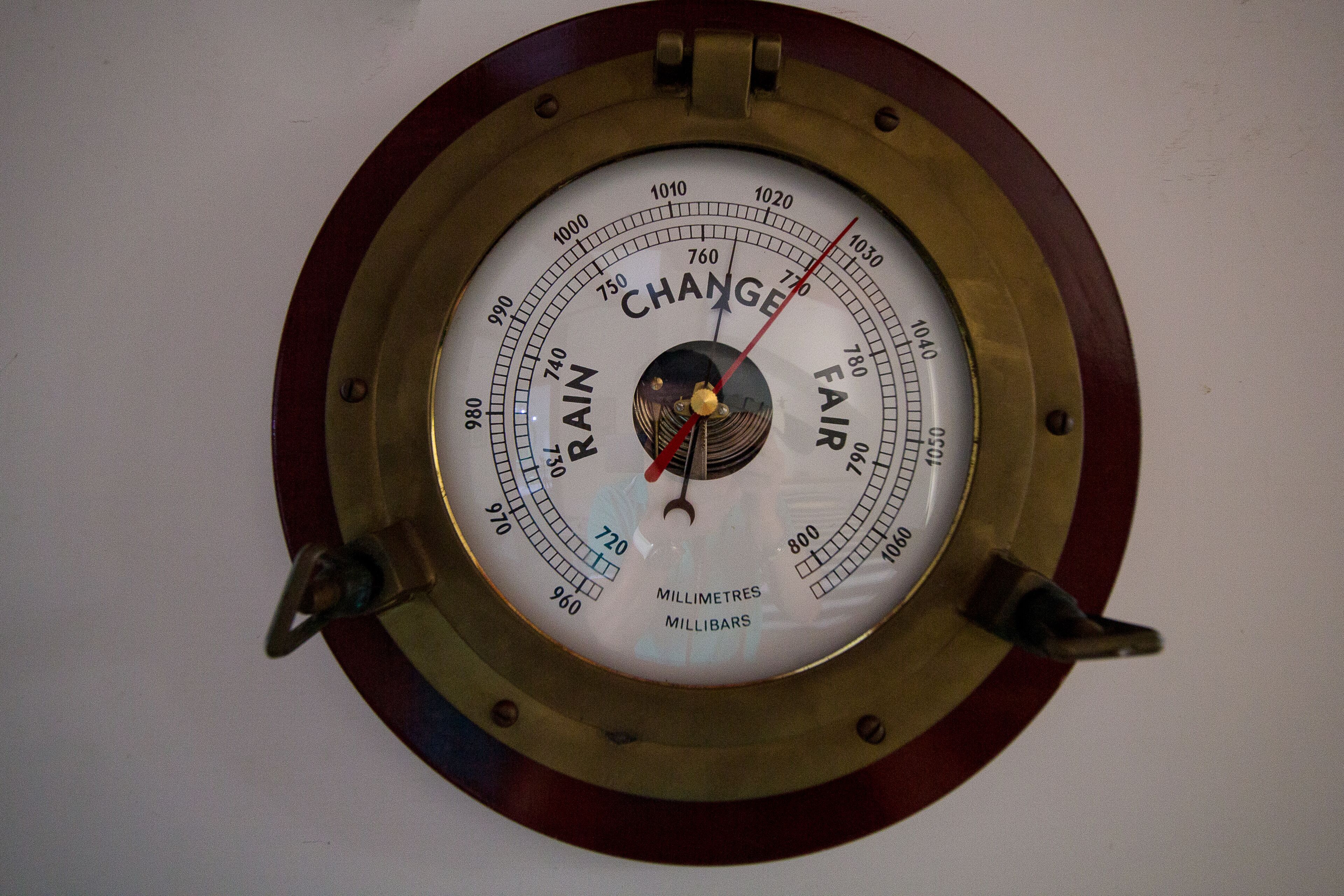 A circular gauge with "CHANGE" and "FAIR" labels, indicating a measurement tool.