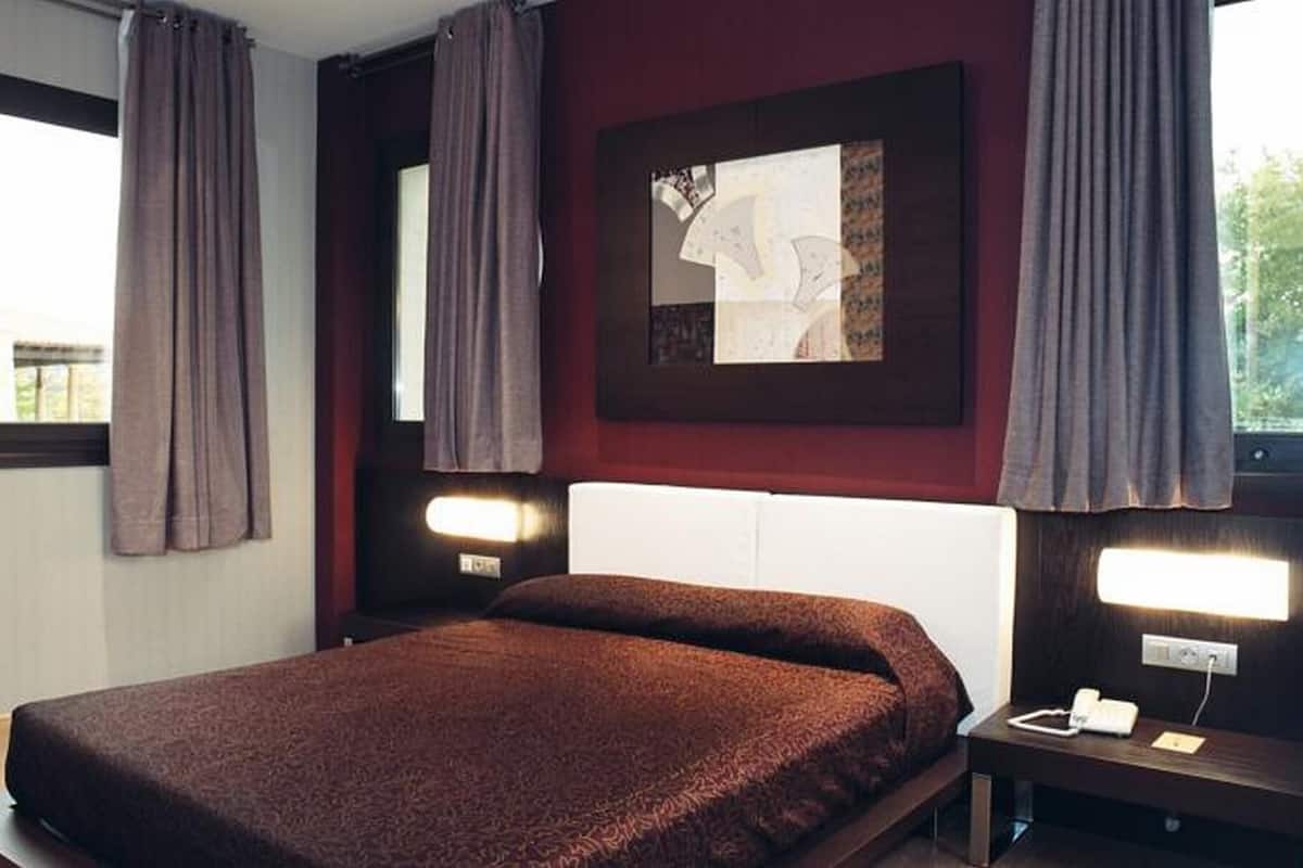 Minibar, safe på rommet, skrivebord og blendingsgardiner