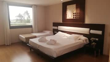 双人房 (+ Extra Bed) | 迷你吧、客房内保险箱、办公桌、遮光窗帘