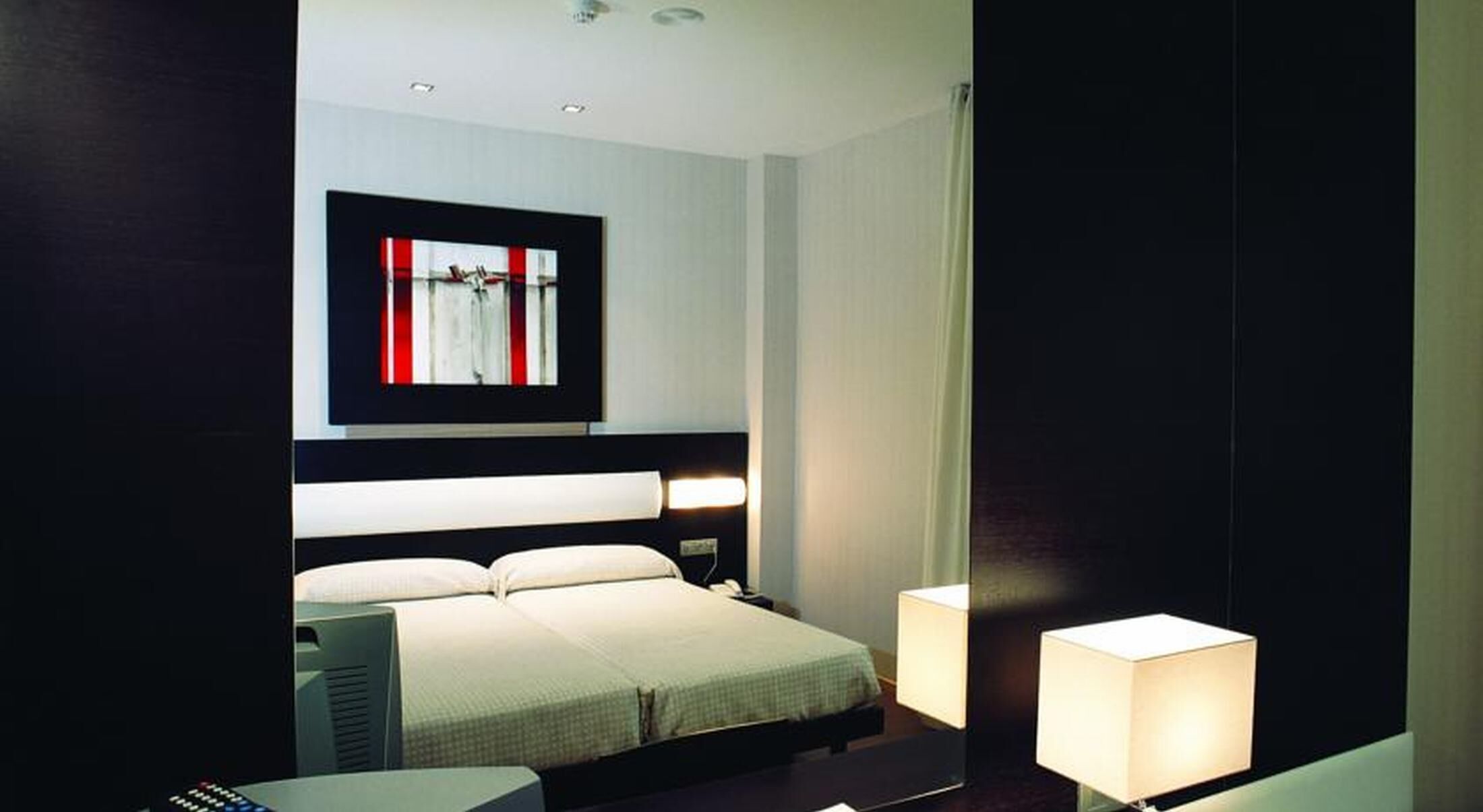 Minibar, una cassaforte in camera, una scrivania, tende oscuranti