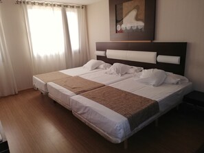 Chambre double (+ Extra Bed) | Minibar, coffre-fort, bureau, rideaux dâobscurcissement