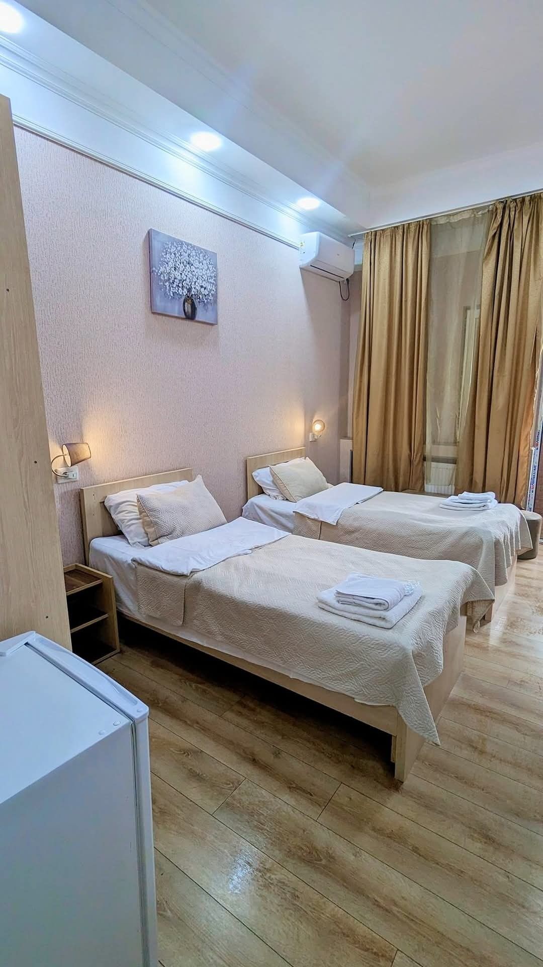 Caja de seguridad en la habitación y escritorio 