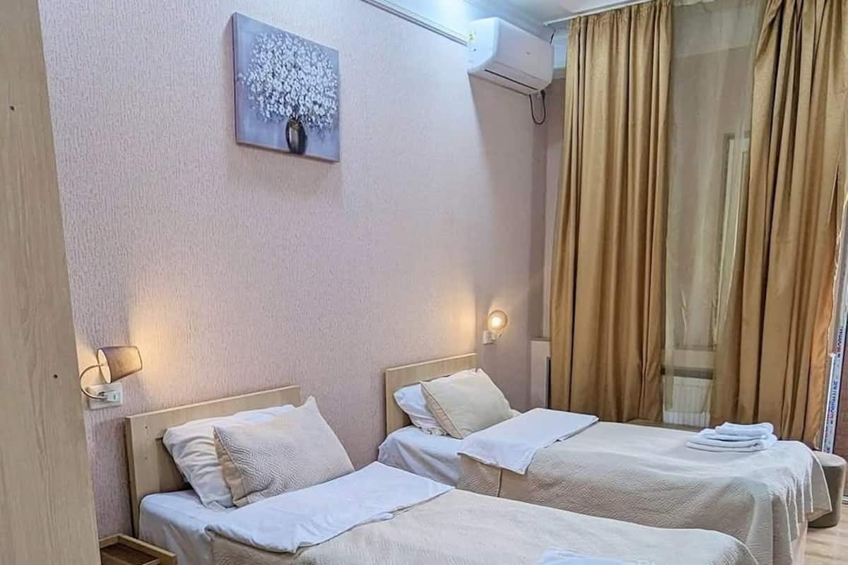 Caja de seguridad en la habitación y escritorio