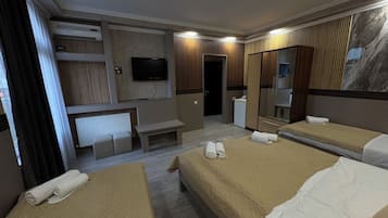 Brankas, meja kerja, setrika/meja setrika, dan Wi-Fi gratis