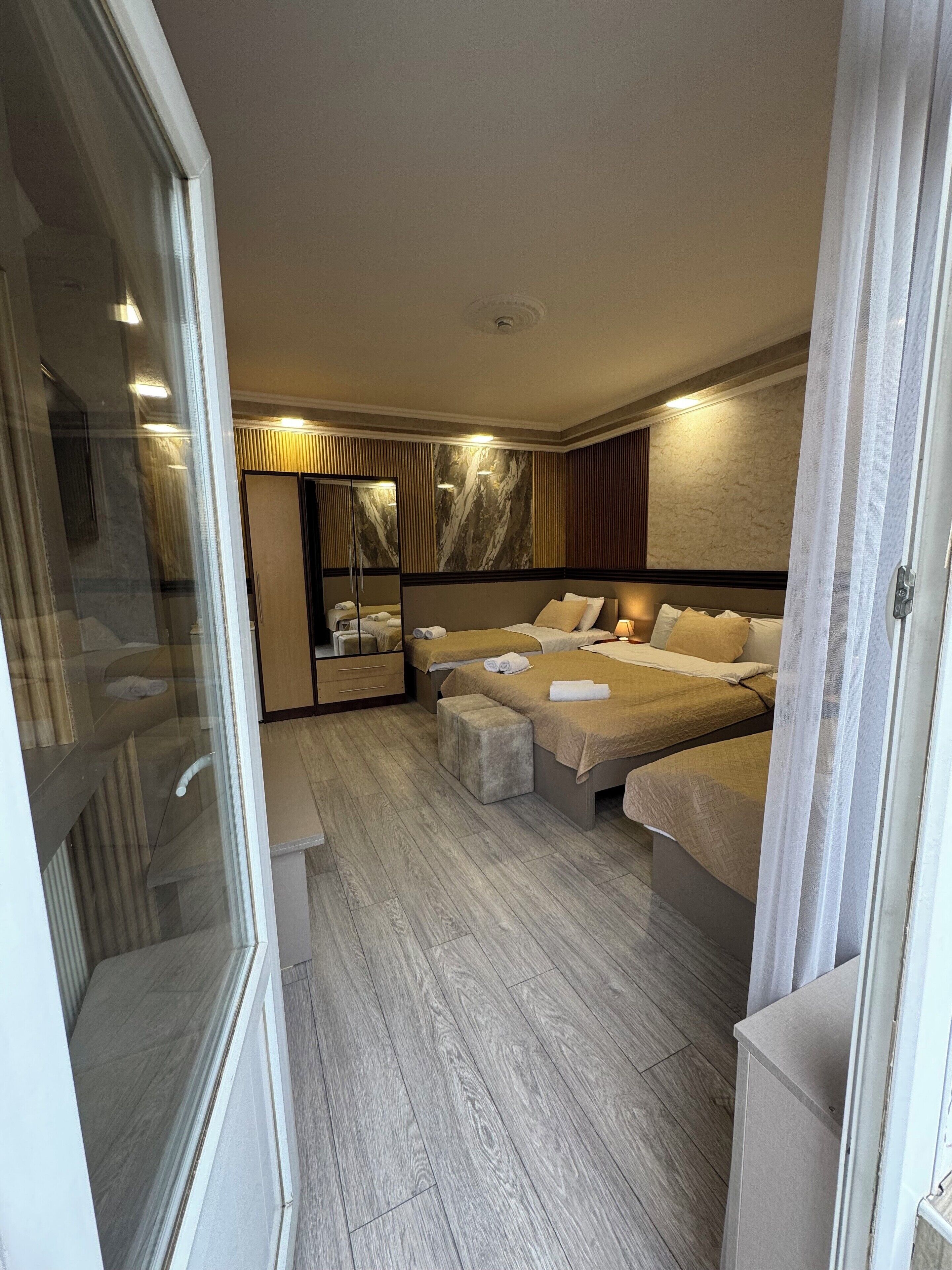 Safe på rommet, skrivebord, strykejern/-brett og wi-fi (inkludert)