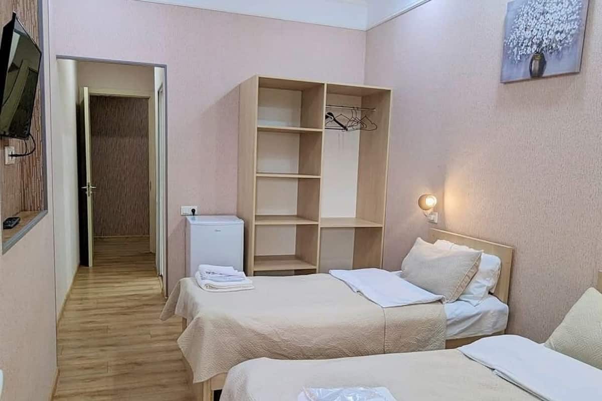 Caja de seguridad en la habitación y escritorio