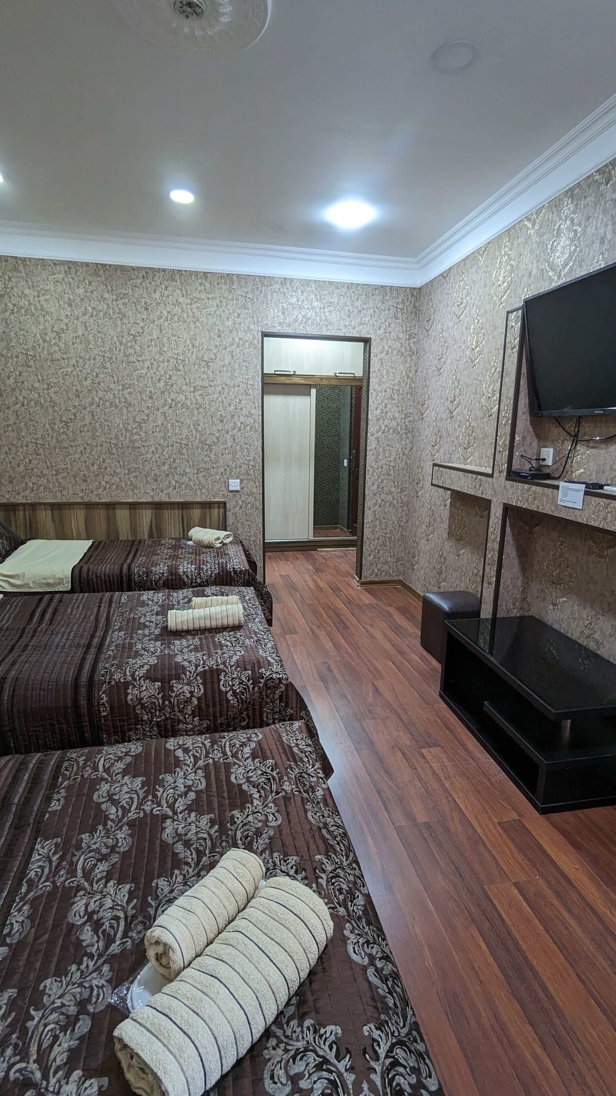 Caja de seguridad en la habitación y escritorio 