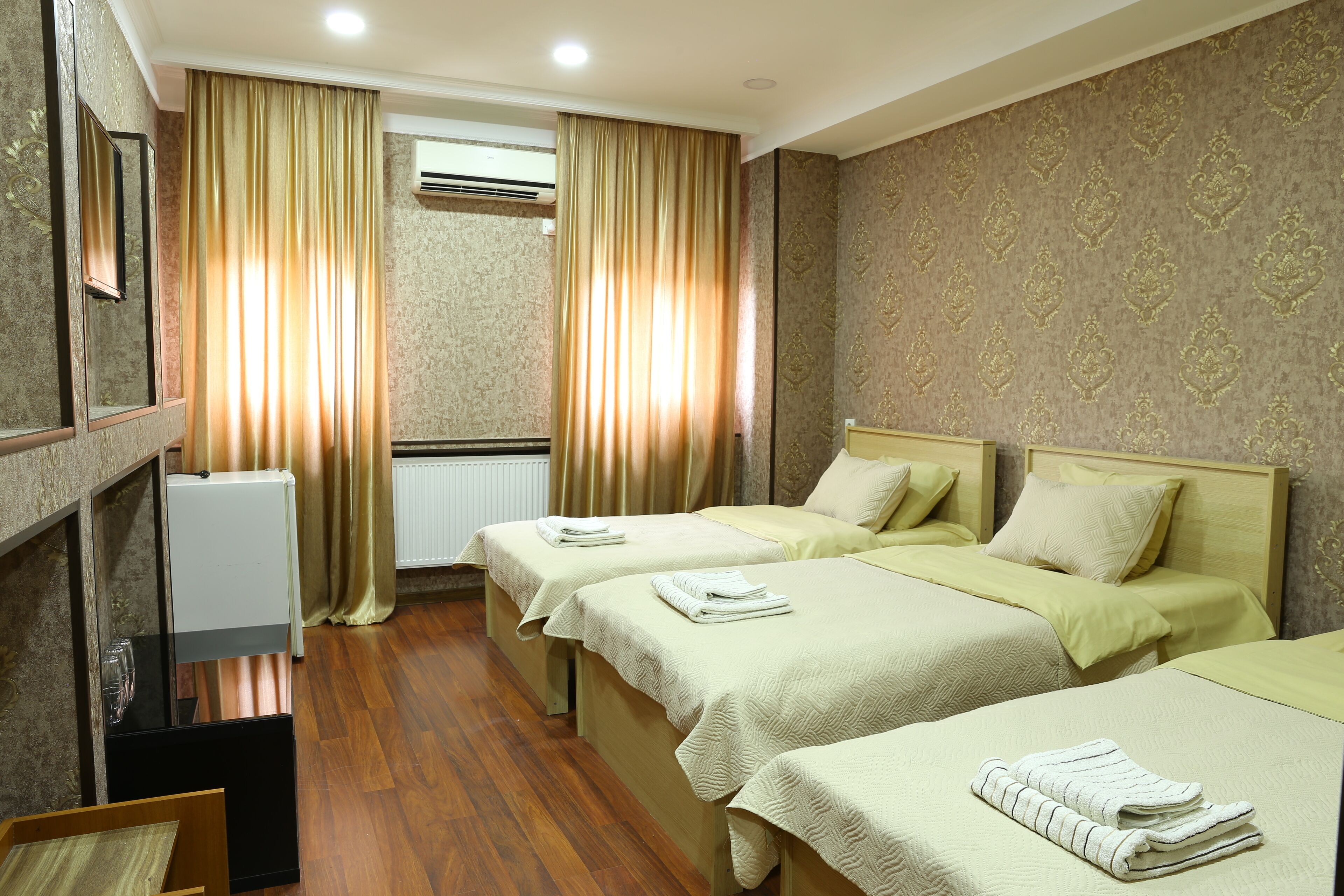 Caja de seguridad en la habitación y escritorio 