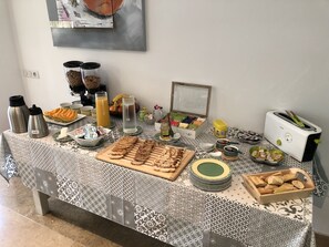 Daily buffet breakfast for a fee - Villa Azur Golf (Bandol)