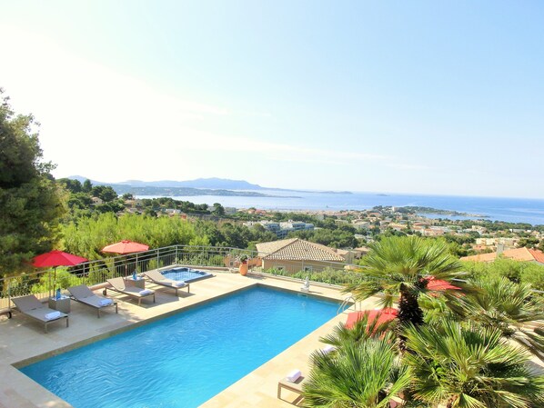 Seasonal outdoor pool, open 8:00 AM to 9:00 PM, pool umbrellas - Villa Azur Golf (Bandol)