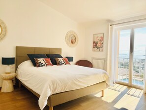 Deluxe Double Room, 1 Queen Bed, Non Smoking, Sea View | Premium bedding, in-room safe, individually decorated, desk - Villa Azur Golf (Bandol)
