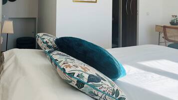 Quarto casal superior, 1 quarto, vista para o mar | Roupas de cama premium, cofres nos quartos, individualmente decorados
