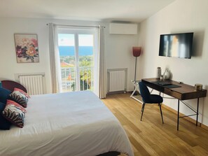 Deluxe Double Room, 1 Queen Bed, Non Smoking, Sea View - Villa Azur Golf (Bandol)