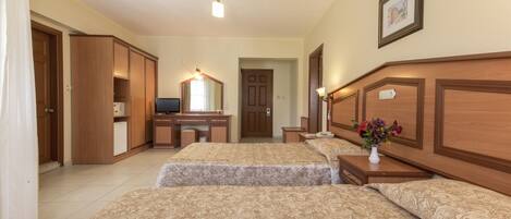 Familienzimmer, 2 Schlafzimmer | Kostenlose Minibar, Zimmersafe, Schreibtisch, kostenlose Babybetten